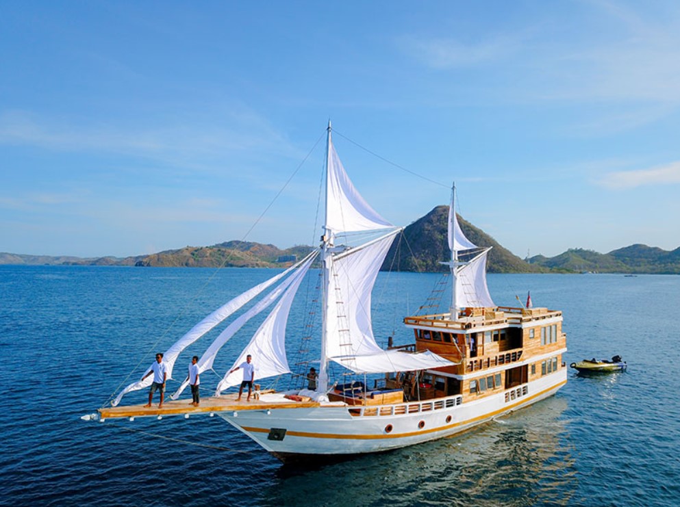 Exploring the Wonders of Komodo Island with Private Boat Tours